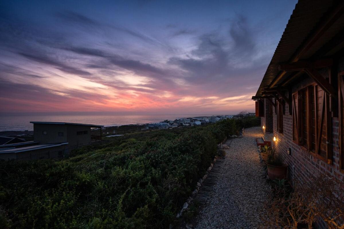 3 Bed House With Pool & Sea Views
